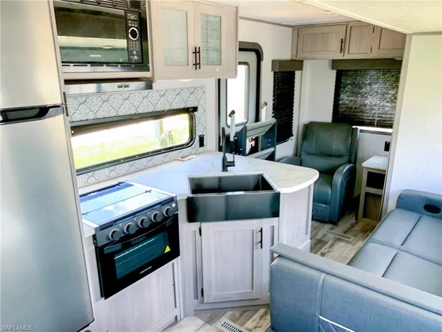 Beautiful kitchen includes everything you need!