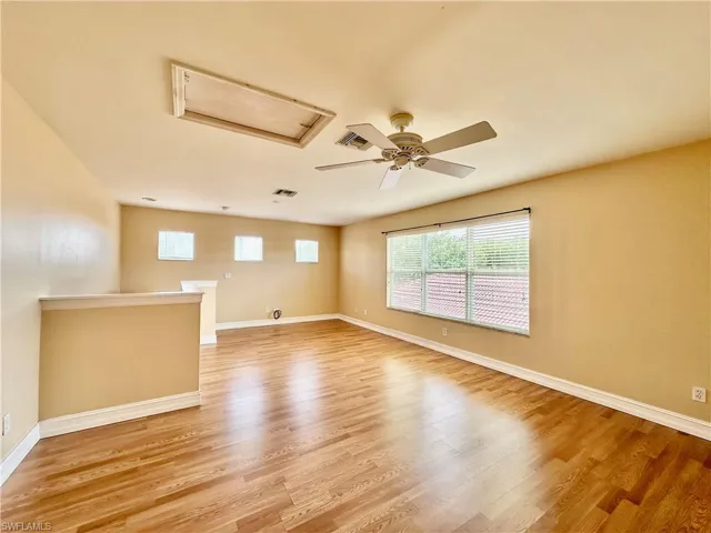 Loft (2nd floor)