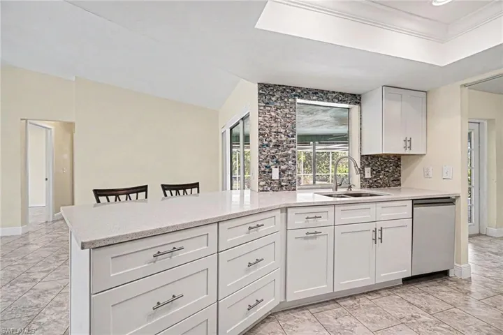 Newer Kitchen cabinets, quartz countertops, and appliance