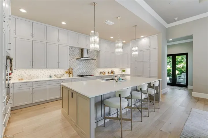 760  Park Shore  DR, Naples, FL 34103