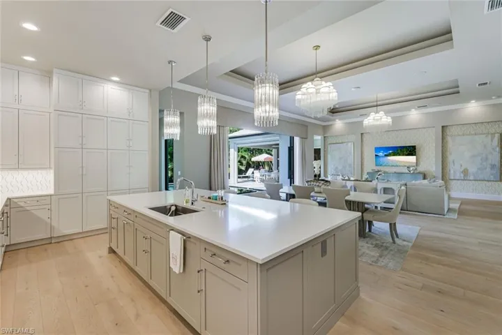 760  Park Shore  DR, Naples, FL 34103