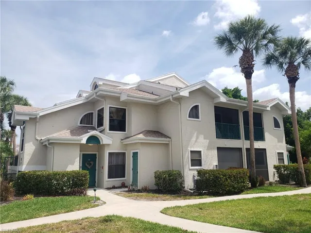 View of front facade featuring a front yard