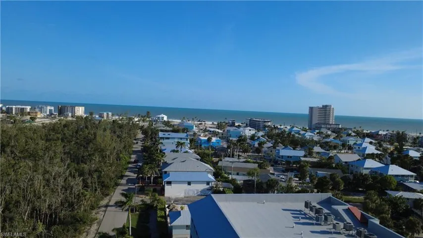 Minutes to walk down Mango ST to the Gulf of America