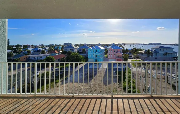 Western balcony with the view in front of the entrance