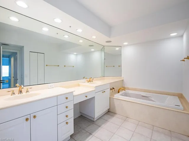 7425  Pelican Bay  BLVD, Naples, FL 34108