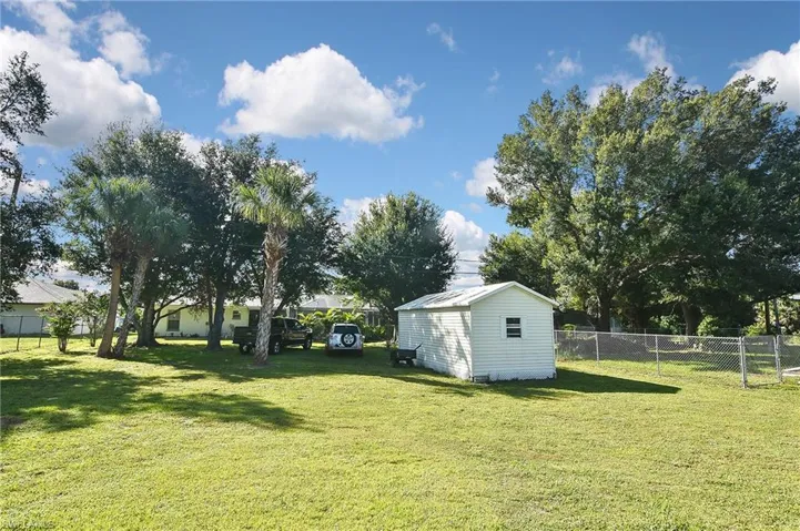 View of yard featuring an outbuilding
