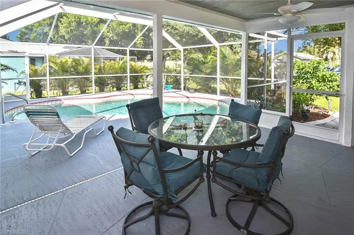 Sunroom / solarium with ceiling fan