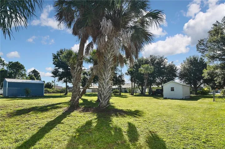 View of yard with a storage shed