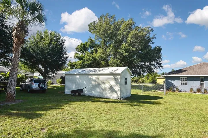 View of yard with an outdoor structure