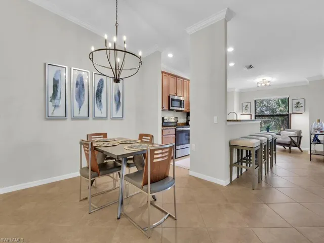 Dining Area & Breakfast Bar