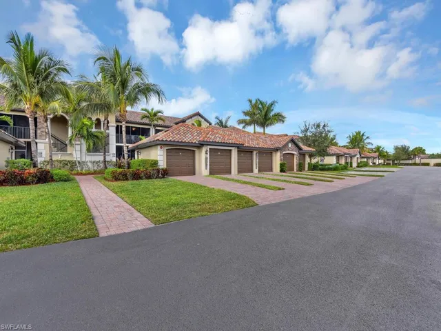 Condo w/ Detached Garage