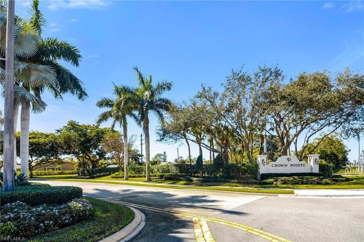 Location off Davis Blvd is 10 minutes to 5th Ave in Downtown Naples.