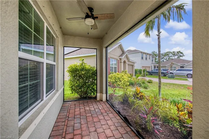 Screened in Front Porch also with two ceiling fan lights!