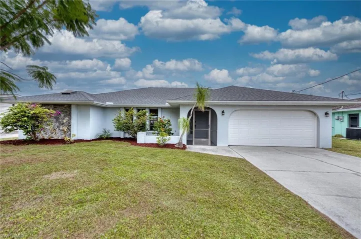 Ranch-style house with stucco siding, a front lawn, concrete driveway, and a garage