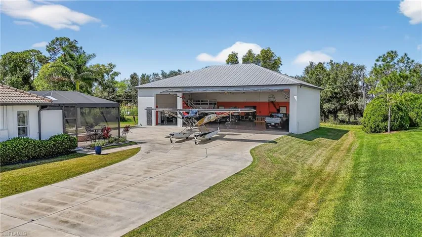 Single motorhome overhead door and hangar door