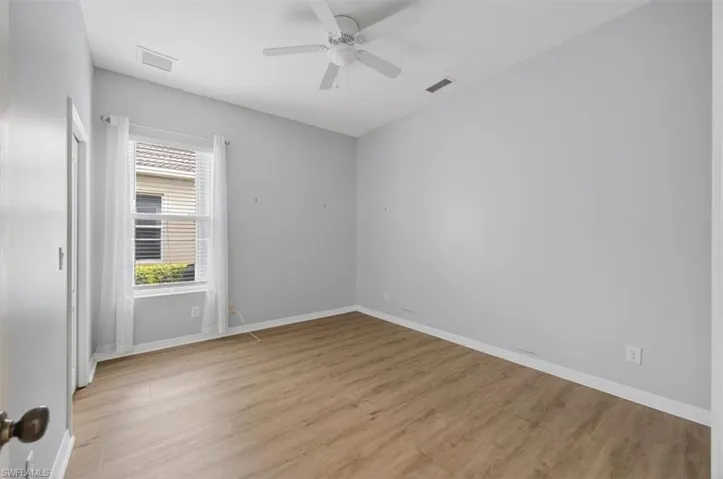 Unfurnished room featuring light wood-style flooring and a ceiling fan