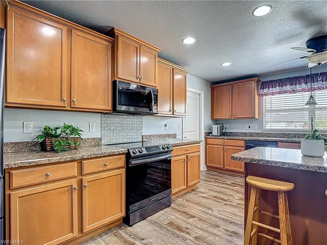 Cabinets and counter space galore!  A chef's dream.....