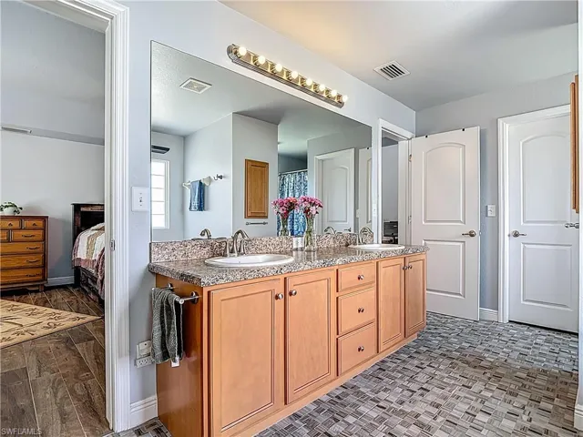 Ensuite bath with double sink vanity and plenty of storage space