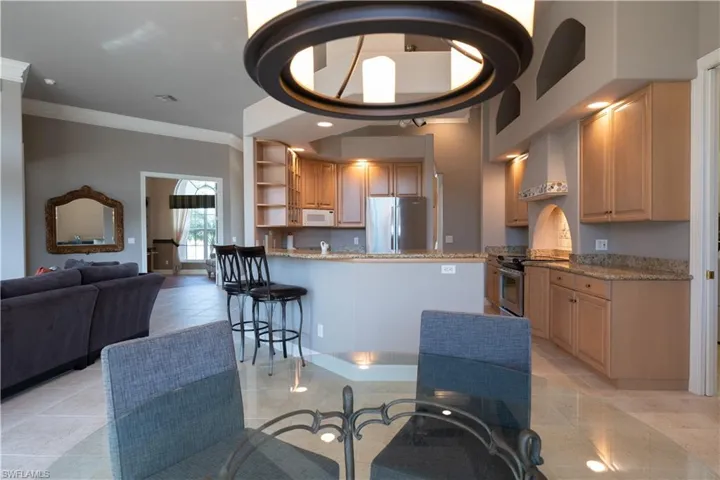 Bright Breakfast Bar and Eating Area!