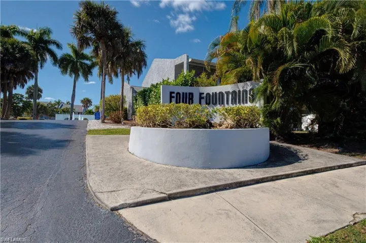 Beautiful Entrance to Community!
