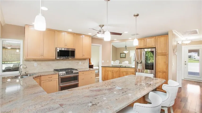 Kitchen with Peninsula