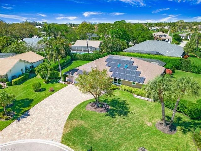 Bird's eye view of home and property