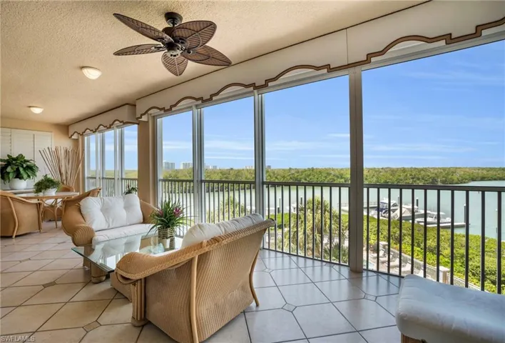 THE FLOWING WEST LANAI!