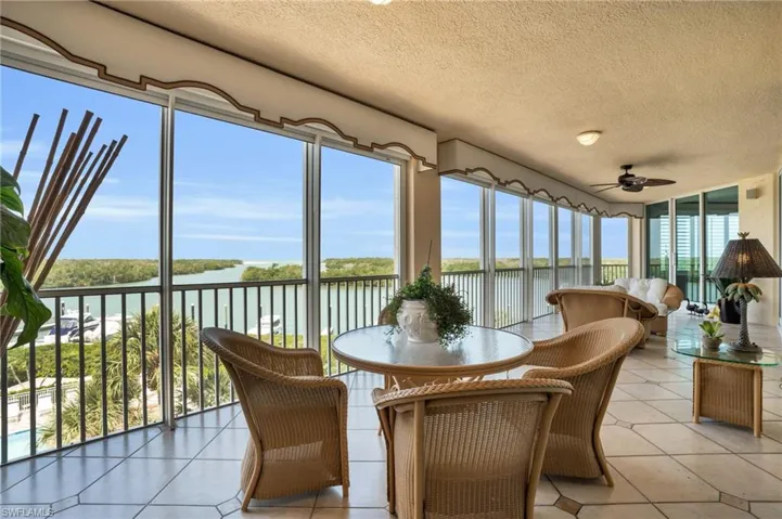 OVERSIZED WEST LANAI