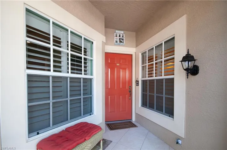 Doorway to property featuring a porch and stucco siding
