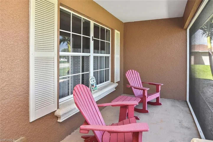 Screened front porch to have your morning coffee