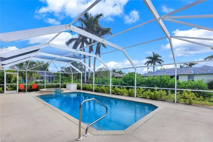 Heated Saltwater pool and spa, new heater (2022) new pump (2024)
