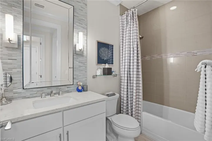 Full guest bath conveniently located between guest room and living space.