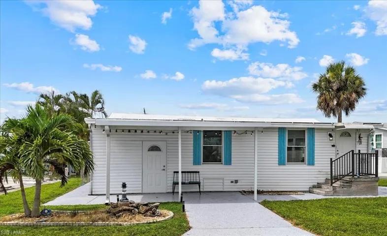 View of front of house featuring a front lawn