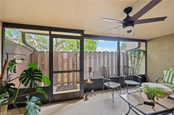 Sunroom / solarium with ceiling fan