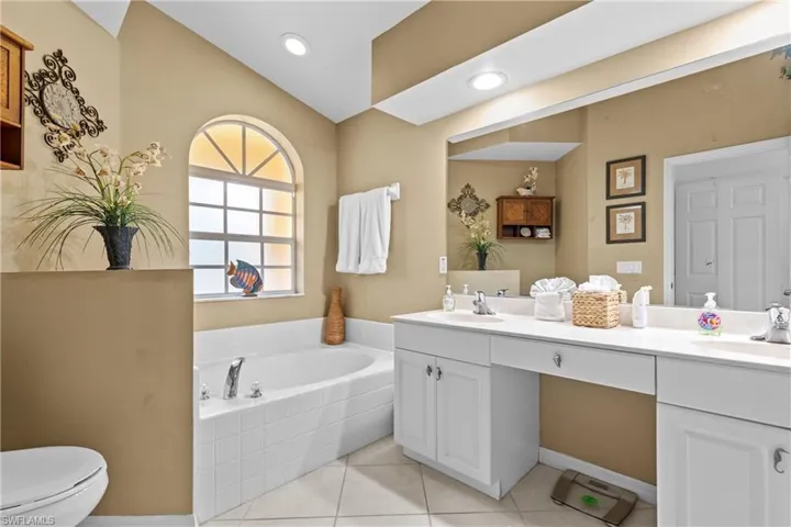 1057  Silverstrand  DR, Naples, FL 34110