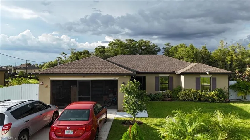 Ranch-style house with a front yard