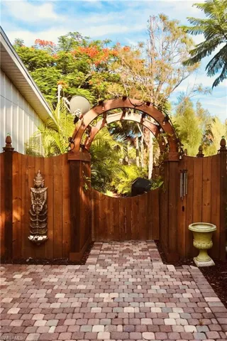 1257  11th N ST, Naples, FL 34102