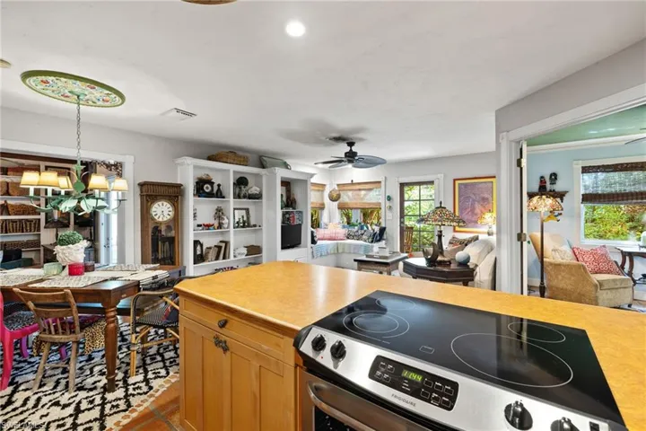 1257  11th N ST, Naples, FL 34102