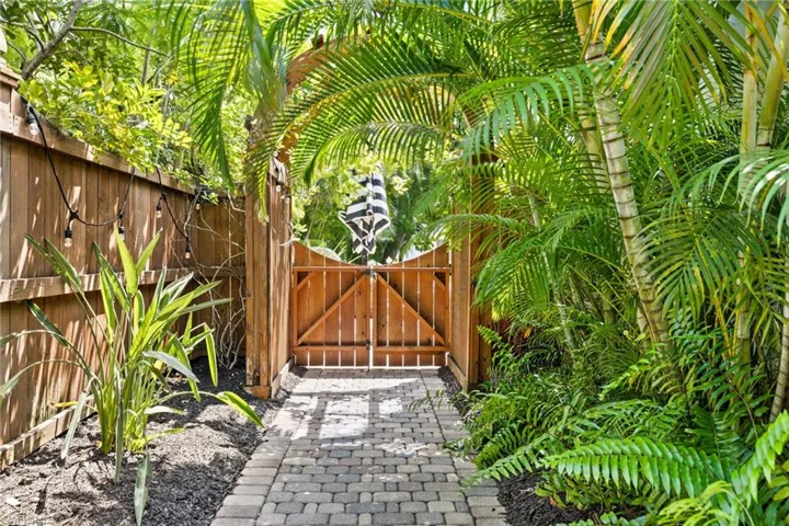 1257  11th N ST, Naples, FL 34102