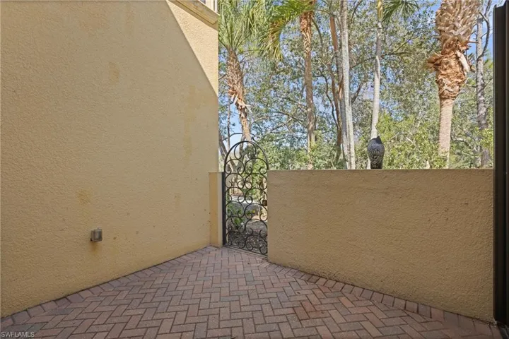 Side Patio / terrace with a gate