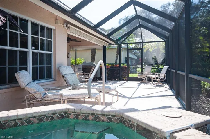 screened in lanai and Hot tub