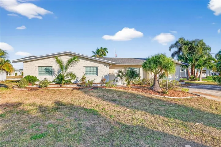Single story home with a front yard