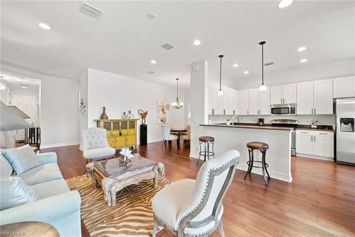 Note the 10' ceilings.