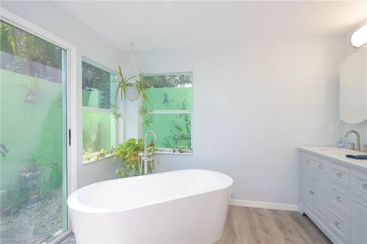 Freestanding tub
