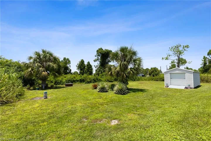 View of yard featuring a shed