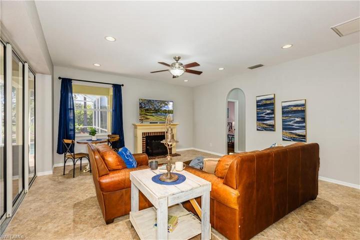 Large Family room (2nd living space)