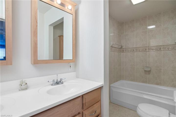 Secondary Owner’s Suite Bathroom (Upstairs)