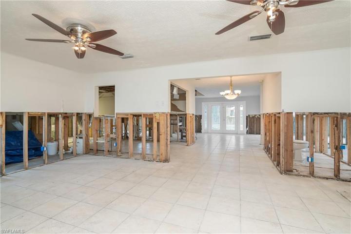 LARGE Family Room w/ Dining Area (under the Light)