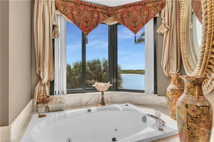 Full bathroom featuring a jetted tub