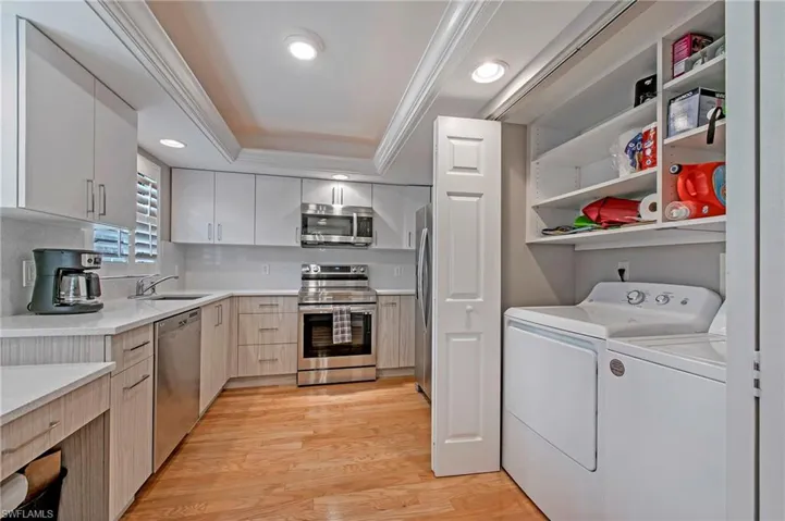 Fully equipped kitchen with washer/dryer.